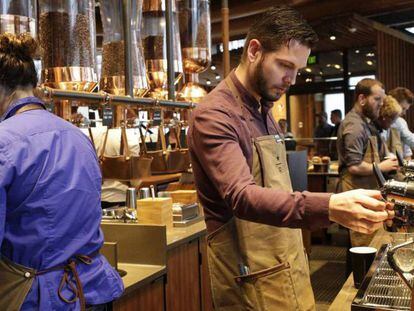Empleados preparan café en el Roastery de Sturbucks, en Seattle (EE UU).