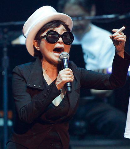 Yoko Ono, durante su actuación en Tokio