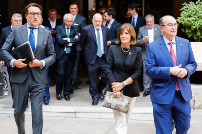 El presidente del Levante, Quico Catalan; la del Eibar, Amaia Gorostiza, y el del Sevilla, Pepe Castro, a su llegada a la reunión de dieciséis clubes de Primera División con el ministro de Cultura y Deporte, Miquel Iceta, para recuperar las siete enmiendas presentadas por el PP que afectan, principalmente, a la Superliga, al acuerdo de los clubes con CVC y a la venta de los derechos de televisión, este lunes en el Ministerio de Cultura y Deporte, en Madrid.