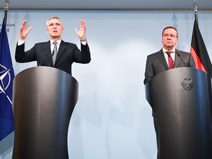 El ministro de Defensa alemán, Boris Pistorius, y el secretario general de la OTAN, Jens Stoltenberg, en una rueda de prensa este martes en Berlín.