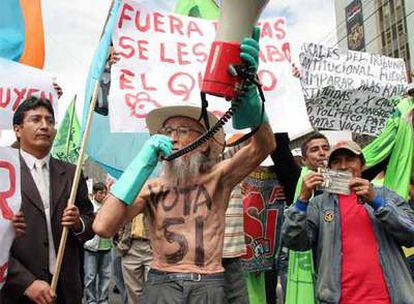 Manifestantes en contra de los diputados destituidos, ante el Congreso de Ecuador, ayer en Quito.