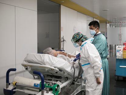Una sanitaria atiende a un paciente en las urgencias del Hospital del Mar de Barcelona