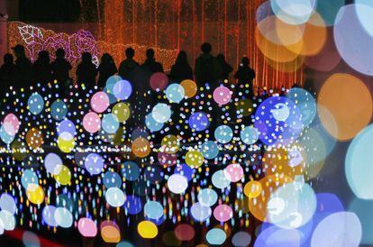 Alrededor de cinco millones de bombillas se iluminan en el espectáculo para celebrar la Navidad y el Año Nuevo en un parque de atracciones en Tokio. Se podrá ver hasta el 19 de febrero de 2017.