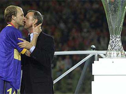 Jordi Cruyff y su padre se besan tras la final de la Copa de la UEFA de 1998.