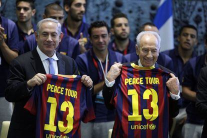 El presidente de Israel Simon Peres, y el primer ministro Benjamin Netenyahu posan con las camisetas del Barça.