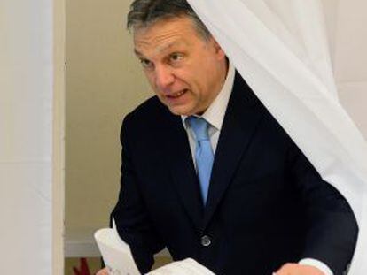 Viktor Orbán, en un colegio electoral de Budapest.