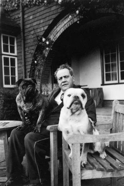 Juan Negr&iacute;n, con sus perros &#039;Melchor&#039; y &#039;Gaspar&#039;, en su exilio en Dormers en 1944.
