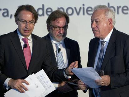 El presidente de la Agencia Efe, José Antonio Vera, el presidente del Grupo Prisa, Juan Luís Cebrián y el ministro español de Asuntos Exteriores, José Manuel García-Margallo en la clausura del Foro de la Comunicación.