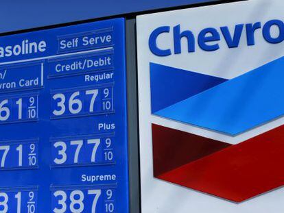 Precio de la gasolina en una estaci&oacute;n de servicio de Chevron