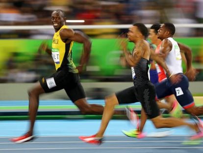 Usain Bolt adelanta a todos sus rivales en una de sus carreras en Río 2016.