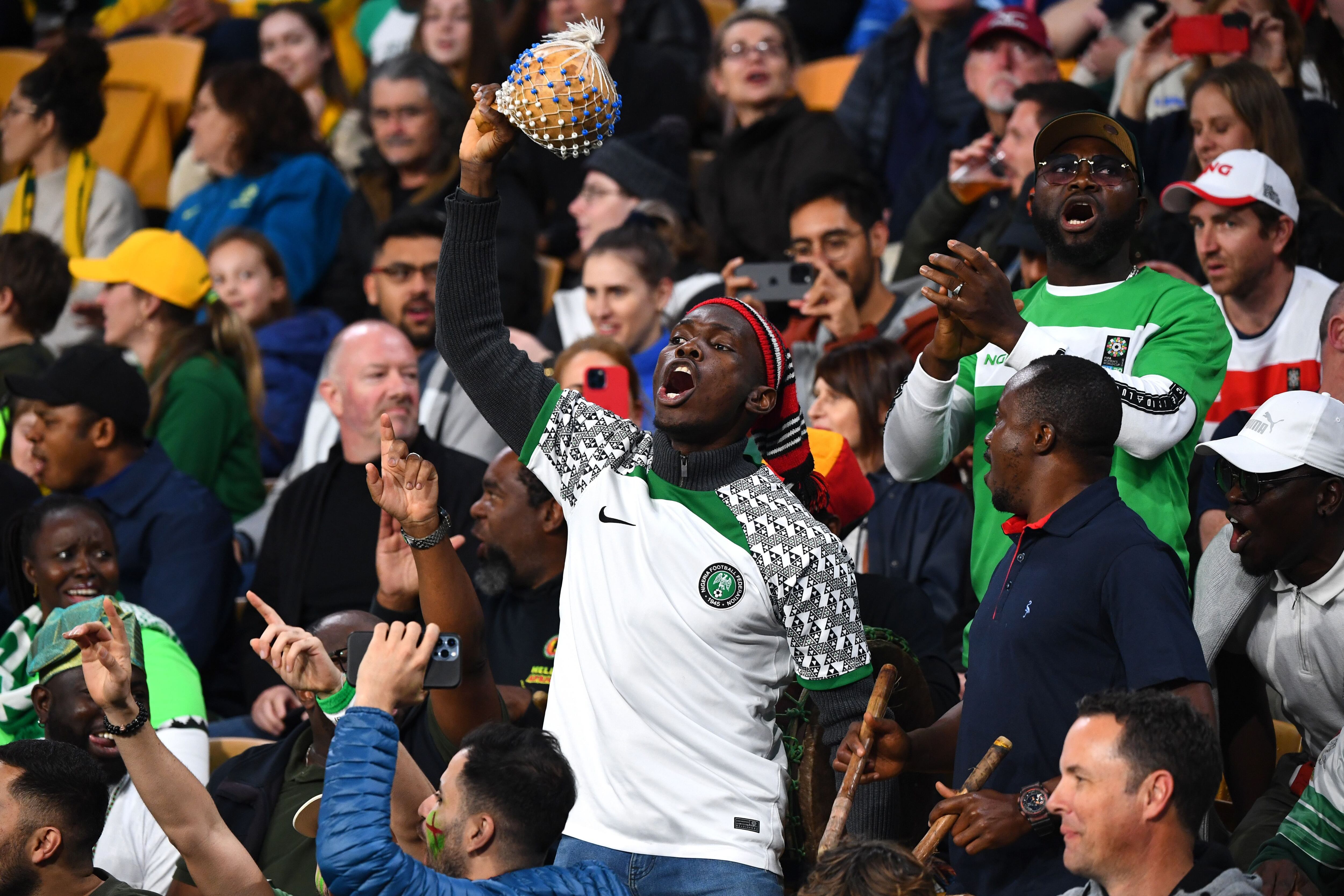 Aficionados de Nigeria durante el partido de fútbol de octavos de final del Mundial entre Inglaterra y Nigeria, el 7 de agosto.