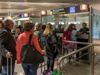Viajeros pasan por migración en el aeropuerto de Barcelona (España).
