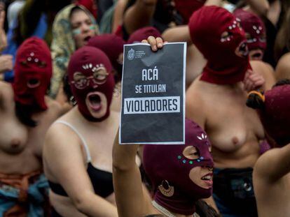 Un grupo de mujeres, en la protesta de Santiago de Chile.