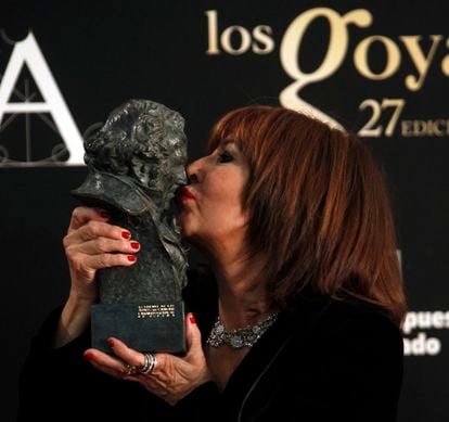 La actriz besa su Goya de Honor, en la gala de los Premios Goya 2013.