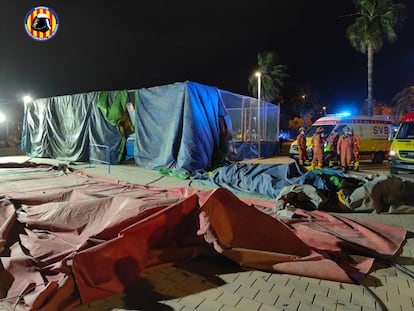 La estructura hinchable caída en la feria de Mislata este martes, en una imagen del twitter de los Bomberos de Valencia.