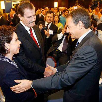 Zapatero saluda a Fox y a su esposa en la clausura de la <i>cumbre.</i>