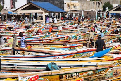 Muchos pasaban de largo por Dakar rumbo a las playas de Senegal, pero la capital del país africano está posicionándose como un nuevo foco turístico de África Occidental, en parte gracias al nuevo Aeropuerto Internacional Blaise Diagne (AIBD), inaugurado en diciembre de 2017. La ciudad merece unos días para disfrutar de su ambiente vital, contemplar los altísimos minaretes y empaparse de su creatividad y optimismo, con diseñadores, artistas y músicos locales que están cambiando su paisaje cultural. El otro gran tesoro de Dakar es el paisaje de los alrededores: al sur, preciosas playas; al norte, las coloridas aguas del lago Rosa, y aldeas pesqueras como Somone.