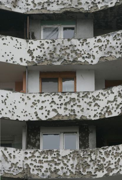 Estado de la fachada de un edificio en la calle Topal Osman Pase en Sarajevo (Bosnia) y que fue línea del frente durante la guerra serbio-bosnia.
