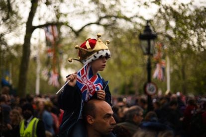 Miles de personas se congregan en los poco más de dos kilómetros de 'La Procesión del Rey'. 