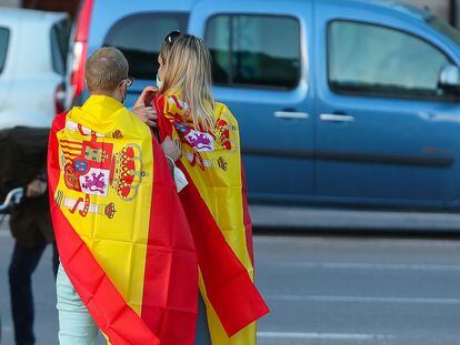 Varias personas con banderas de España asisten a la manifestación contra la gestión del Gobierno de España en la lucha contra la pandemia por coronavirus CODIV19 en las proximidades de la Alameda de Valencia.

Ivan Terron / Europa Press
19/05/2020