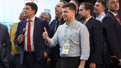 El presidente de Ucrania, Volodimir Zelenski, en la sede electoral de su partido, Servidor del Pueblo, en Kiev, el domingo.
