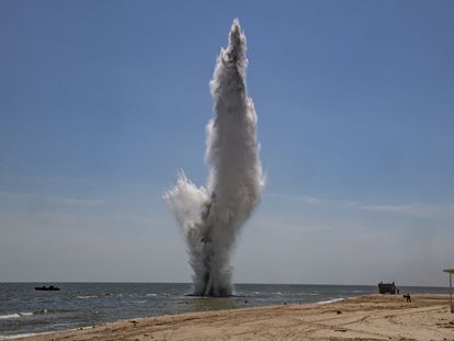 Explosión controlada este domingo de una mina marina en playa de Peschnaya, cerca del muelle de carga de la ciudad ucrania de Mariúpol, conquistada por el Ejército ruso el mes pasado.