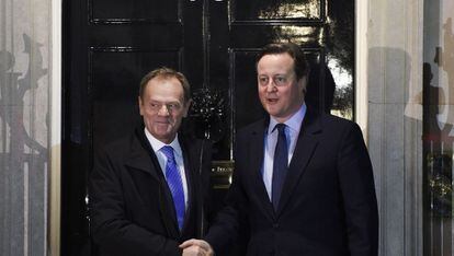 Cameron y Tusk antes de reunirse el domingo en Londres.