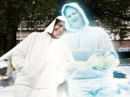 La artista plastica Alicia Framis y AILex, el holograma con el que piensa casarse.