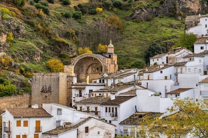 Vista de Cazorla y las ruinas de la iglesia de Santa María.