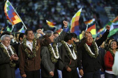 De izquierda a derecha, el presidente de Ecuador, Rafael Correa; el vicepresidente boliviano, Álvaro García Linera, y los presidentes de Bolivia, Evo Morales, y Venezuela, Hugo Chávez, tras la toma de posesión de Morales.