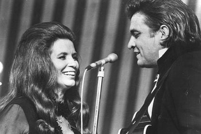 June Carter y Johnny Cash, pareja en los escenarios y fuera de ellos, que fallecieron con apenas cuatro meses de diferencia.