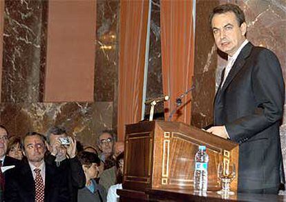 Zapatero explica su política de ciencia y tecnología en el Consejo Superior de Investigaciones Científicas de Madrid.