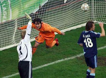 Bojan celebra el gol del Barça mientras el portero alemán reclama fuera de juego.