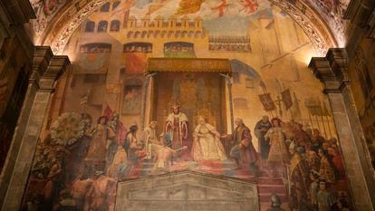 Una imagen de la pintura mural en la que se ve a unos indios realizando ofrendas a los Reyes Católicos en Barcelona.