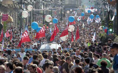 Aspecto de la manifestaci&oacute;n de la CIG en la calle Urz&aacute;iz de Vigo. Congreg&oacute; a m&aacute;s de 60.000 personas, seg&uacute;n los convocantes. La Polic&iacute;a Local las cifr&oacute; en 16.500. 