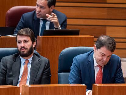 El vicepresidente de las Cortes de Castilla y León, Juan García-Gallardo (Vox), junto al presidente de la Junta de Castilla y León, Alfonso Fernández Mañueco (PP).