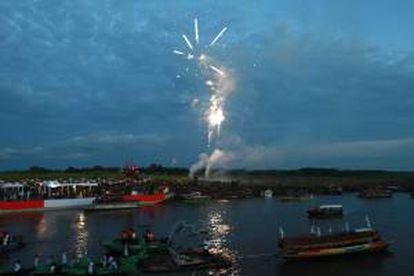 Embarcaciones alegóricas a la región Amazónica participan en la celebración de la distinción a la Amazonía como una de las siete maravillas naturales del mundo el río Amazonas en Iquitos (Perú).