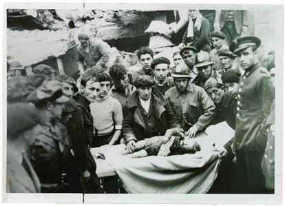 Imagen del 23 de abrl de 1937 después de un bombardeo de aviones de Franco sobre Bilbao