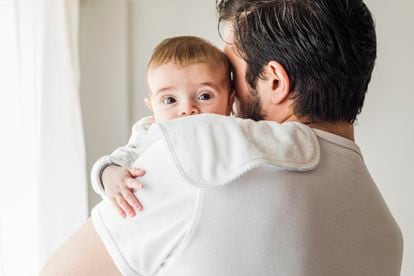 Un padre cuida a su hijo.