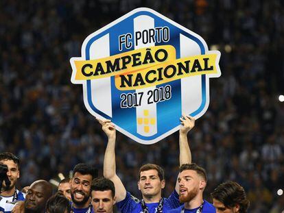 Iker Casillas celebra el título de liga logrado con el Oporto.