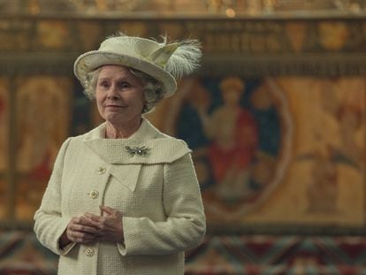 Imelda Staunton, como Isabel II en la última temporada de 'The Crown'.