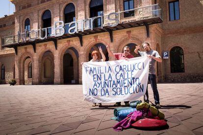 Vecinos reclaman por los desahucios en Nou Barris. 