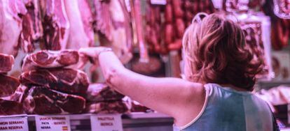 Una mujer compra en el Mercado central de Málaga