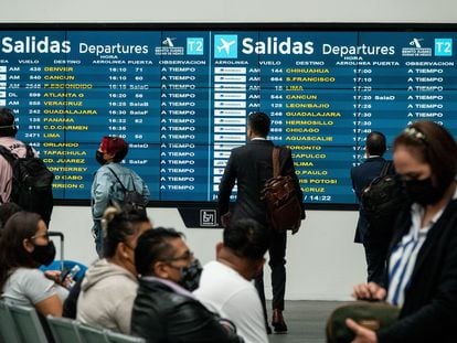 Pasajeros esperan su abordaje en el Aeropuerto Internacional Benito Juárez de Ciudad de México, en julio de 2022.