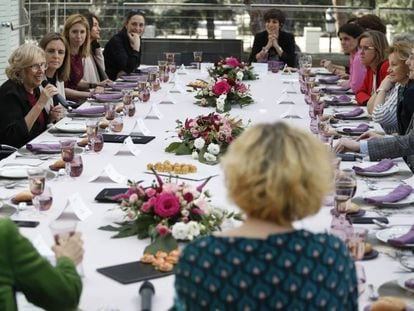 Carmena come con 22 mujeres en los Jardines Cecilio Rodríguez por el 8 de marzo, dia de la mujer.