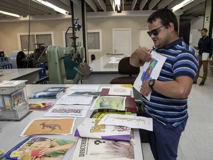 Javier Goñi, técnico braille de la Fundación ONCE, muestra algunos de los libros adaptados para personas ciegas.