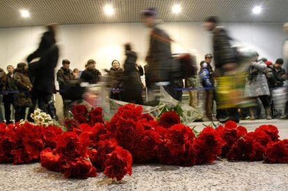 Ramos de flores, en el suelo de una delas terminales del aeropuerto de Domodedovo, Moscú, en recuerdo a las víctimas del atentado.