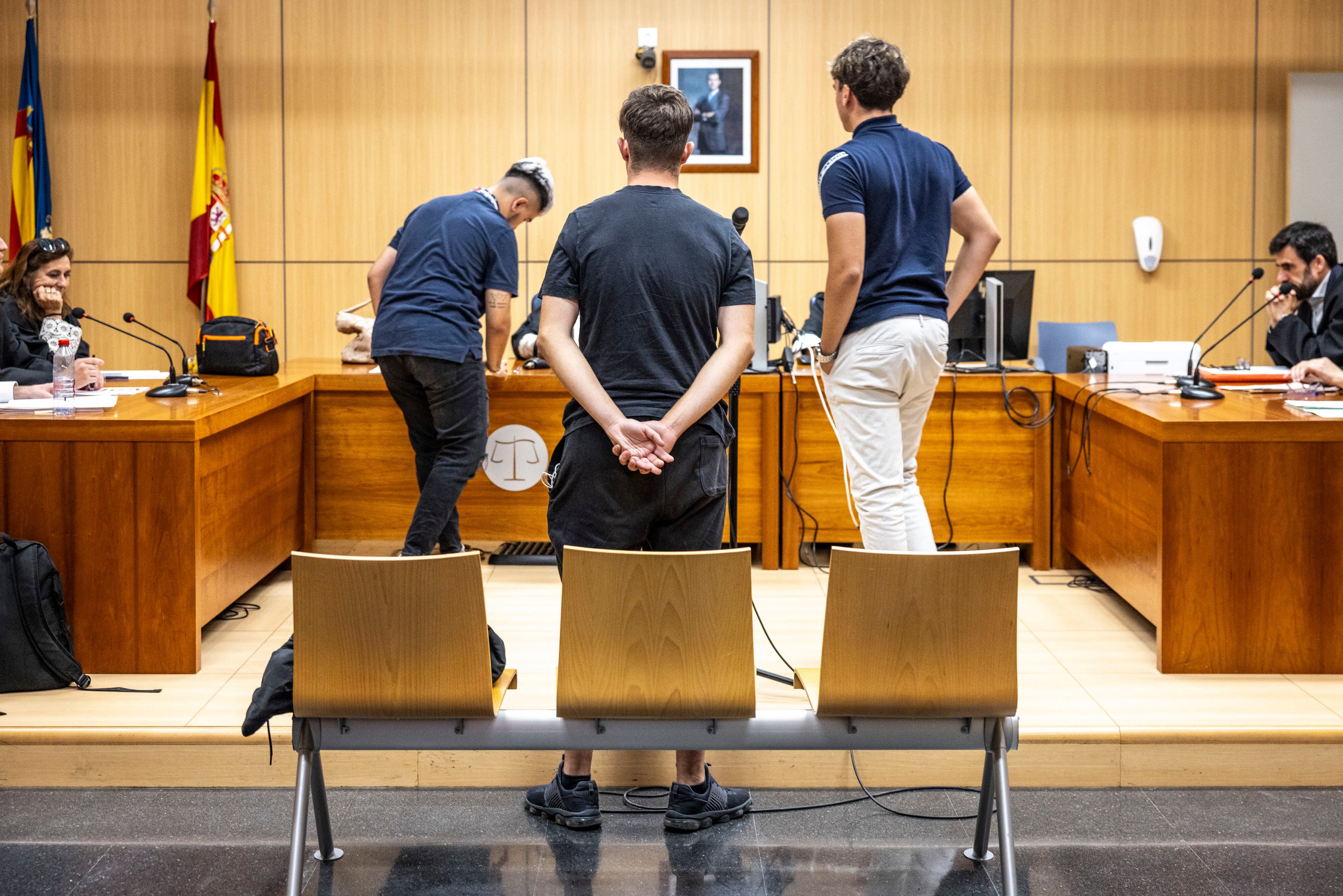 Los tres aficionados del Valencia que han sido condenados, este lunes, en el Juzgado de Instrucción número 10 de Valencia.