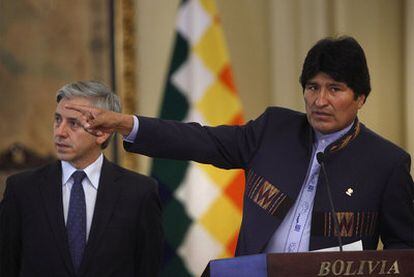 El presidente de Bolivia, Evo Morales, junto a su vicepresidente, Álvaro García Linera, ayer en el Palacio de Gobierno de La Paz.
