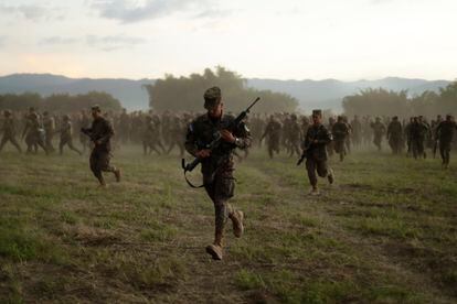 Militares salvadoreños en una operación contra las maras.